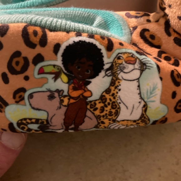 Disney Encanto plush slippers - Picture 8 of 12